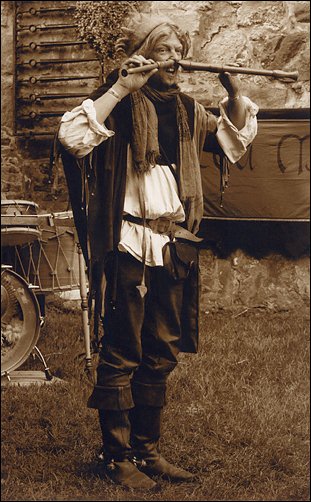 The myth of Pangaea 10/16: Tamino the juggler at Liedberg castle, 2004 (Photo: Bodo P. Schmitz, www.zonesystem.de)