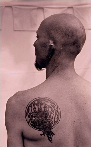 The myth of Pangaea 14/16: The tatoo'ed man at Wegberg castle, 2003 (Photo: Bodo P. Schmitz, www.zonesystem.de)
