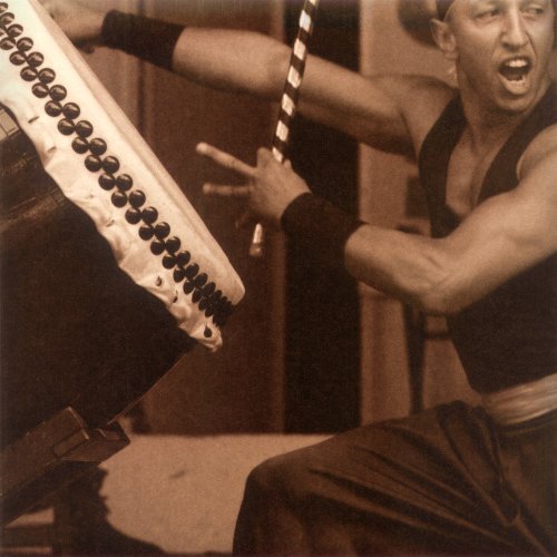 Taiko  Anrufung der h&ouml;heren M&auml;chte 1/5: Lahcen Jmouh / Bujin-Taiko in D&uuml;sseldorf (Foto: Bodo P. Schmitz, www.zonesystem.de)