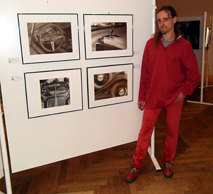 Bodo P. Schmitz bei der Herbst-Ausstellung des Neusser Künstler Kreis im Neusser Zeughaus (Foto: Harald Lammel)
