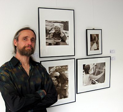 Bodo P. Schmitz bei der Sommer-Ausstellung des Neusser Künstler Kreis im Neusser Romaneum (Foto: Christa Schöppel)