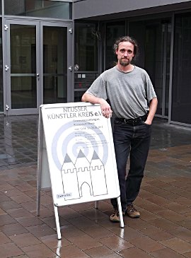 Bodo P. Schmitz bei der Sommer-Ausstellung des Neusser Künstler Kreis im Neusser Romaneum (Foto: Detlef Ludwig)