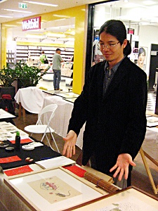 I-Shu Chen in der "Temporären Galerie" erläutert seine Arbeiten (Foto: Bodo P. Schmitz)