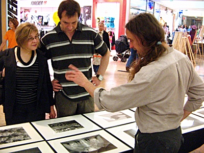 Bodo P. Schmitz in der "Temporären Galerie" im Gespräch mit Interessenten (Foto: I-Shu Chen)